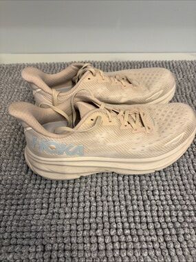 Hoka Clifton 9, 11, shifting sands/eggnog